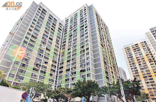 华富邨华生楼的翻新工程涉嫌导致多宗受伤事件.