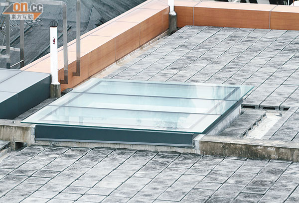 7号大宅屋顶有一个巨型玻璃天窗,同为僭建.